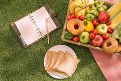 夏季野餐设置草开放野餐篮子水果沙拉樱桃馅饼