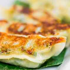 饺子菠菜饺子服务开胃菜板奢侈品亚洲餐厅日本食物素食者菜单概念