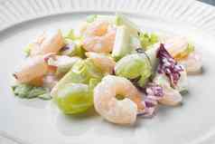 健康的食物概念饮食沙拉板新鲜的海鲜沙拉虾虾酱汁苹果葡萄灰色的背景