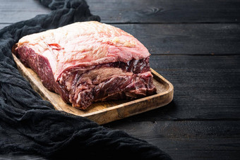 前牛里脊肉牛肉牛排减少黑色的木表格黑色的木表格