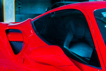 特写镜头一边镜子车窗口红色的法拉利车法拉利意大利体育车