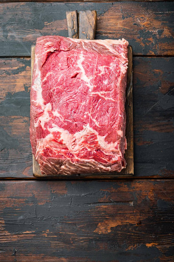 纹理状的牛排大理石的牛肉肉黑暗木背景前视图
