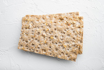 脆脆的薄脆饼干健康的零食白色石头表格背景前视图平躺