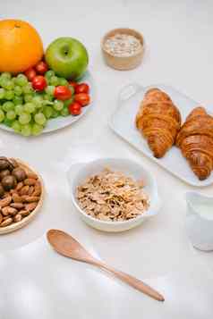 光健康的早餐燕麦片赫拉克勒斯坚果水果煮熟的鸡蛋面包餐具健康的食物