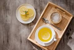 杯姜茶柠檬杯姜茶柠檬玻璃杯子绿色热茶木表格切片柠檬切董事会