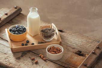 健康的素食主义者早餐瓶装牛奶传讲<strong>杏仁新鲜</strong>的水果浆果木表格背景复制空间清洁吃重量损失素食者生食物概念