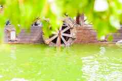 池塘木轮水机位于旅游娱乐旅行