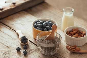 新鲜的蓝莓杏仁传讲种子牛奶木董事会<strong>理想</strong>的健康的早餐概念
