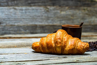 新鲜烤金棕色（的）法国羊角面包美味的烤羊角面包温暖的黄油羊角面包咖啡早餐概念
