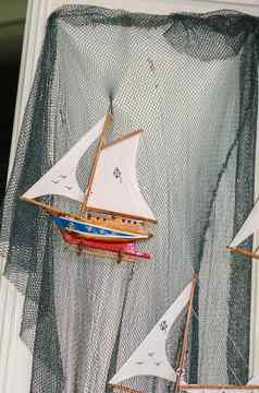 集色彩斑斓的模型帆船