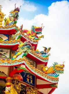 色彩斑斓的中国人龙天鹅雕塑屋顶中国人寺庙