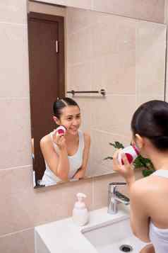 年轻的亚洲女人电刷深深清洁脸