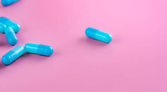 蓝色的胶囊药片粉红色的背景蓝色的胶囊药片空间制药行业社区药店医院产品在线药店药店商店横幅处方药物