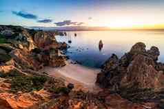 日出卡米洛海滩拉各斯阿尔加夫葡萄牙木人行桥海滩沙滩上卡米洛葡萄牙风景如画的视图沙滩上卡米洛海滩拉各斯阿尔加夫地区葡萄牙