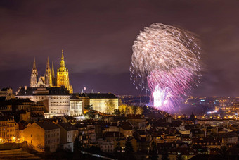 烟花小镇布拉格捷克共和国一年烟花布拉格czechia布拉格烟花一年庆祝活动维达斯大教堂布拉格捷克共和国