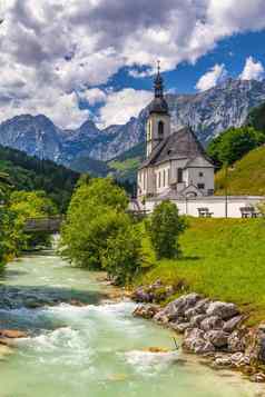 教区教堂塞巴斯蒂安。村ramsau国家公园伯希特斯加土地上巴伐利亚德国色彩斑斓的视图教区教堂塞巴斯蒂安。ramsau在贝希特斯加登德国