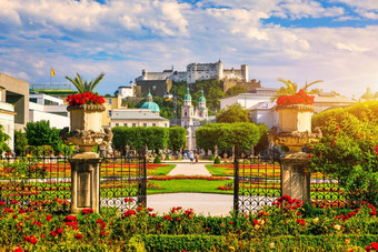 美丽的视图著名的米拉贝尔花园<strong>历史</strong>堡垒霍恩萨尔茨堡背景萨尔茨堡奥地利著名的米拉贝尔花园<strong>历史</strong>堡垒萨尔茨堡奥地利