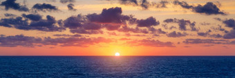美丽的日落日出海美丽的日落海洋美丽的日落海反射水雄伟的云天空