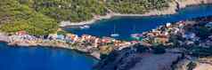 阿村凯法利尼亚岛希腊绿松石彩色的湾地中海海美丽的色彩斑斓的房子阿村凯法利尼亚岛希腊爱奥尼亚岛巨头症阿村