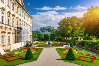 美丽的视图著名的米拉贝尔花园历史堡垒霍恩萨尔茨堡背景萨尔茨堡奥地利著名的米拉贝尔花园历史堡垒萨尔茨堡奥地利