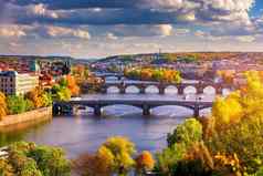 秋天视图查尔斯桥伏尔塔瓦河河布拉格捷克共和国秋天视图查尔斯桥布拉格小镇伏尔塔瓦河河受欢迎的视图点是公园望风果园