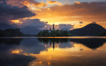 湖流血斯洛文尼亚美丽的日出流血湖小朝圣之旅教堂著名的斯洛维尼亚语湖岛流血朝圣之旅教堂假设玛丽流血斯洛文尼亚