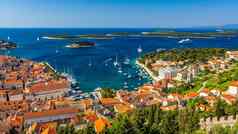 视图令人惊异的群岛前面小镇哪里克罗地亚港亚得里亚海岛小镇哪里受欢迎的旅游目的地克罗地亚令人惊异的哪里城市哪里岛克罗地亚