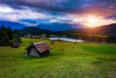 全景早....场景瓦根布鲁赫湖杰罗德湖湖楚格峰山范围背景令人惊异的秋天视图巴伐利亚阿尔卑斯山脉德国欧洲木小屋草地杰罗德湖湖