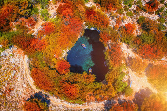 梅丽莎尼洞穴秋天颜色著名的梅丽莎尼湖凯法利尼亚岛岛卡拉沃米洛斯希腊前梅丽莎尼洞穴梅丽莎尼湖卡拉沃米洛斯村凯法利尼亚岛岛希腊