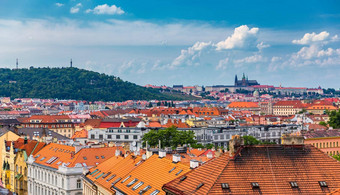 视图布拉格城堡红色的屋顶维谢赫拉德区域日落灯布拉格捷克共和国风景优美的视图布拉格城市布拉格城堡petrin塔维谢赫拉德俯瞰红色的屋顶