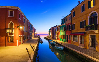 色彩斑斓的房子晚上burano威尼斯意大利晚上灯美丽的burano岛威尼斯意大利鲜艳画房子外观burano岛晚上省威尼斯意大利