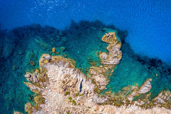 空中照片花岗岩岩石海岸线地中海水晶清晰的蓝色的海水空中照片海洋波打岩石海岸线美丽的天堂梦想热带海滩撒丁岛意大利