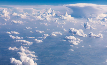 令人惊异的云天空窗口飞机云太阳天空窗口飞机明亮的蓝色的天空云阳光飞机窗口