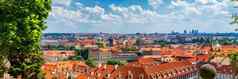 布拉格红色的屋顶打线圈历史小镇布拉格城市景观布拉格阳光明媚的一天红色的屋顶线圈查尔斯桥伏尔塔瓦河河背景布拉格czechia