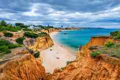 视图惊人的海滩金颜色岩石Alvor小镇阿尔加夫葡萄牙视图悬崖岩石Alvor海滩阿尔加夫地区葡萄牙