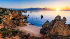 日出卡米洛海滩拉各斯阿尔加夫葡萄牙木人行桥海滩沙滩上卡米洛葡萄牙风景如画的视图沙滩上卡米洛海滩拉各斯阿尔加夫地区葡萄牙