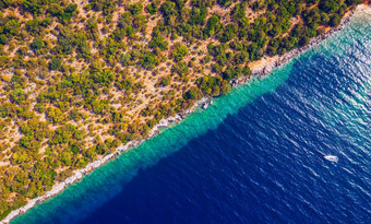 沿海区域蓝色的清晰的水森林土地空中视图无人机一半土地一半海对角行风景如画的的地方透明的绿松石水满足多石的海岸