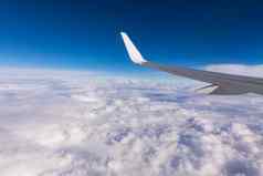 视图翼飞机飞行云高高度蓝色的天空乘客窗口飞行欧洲视图飞机飞机翼飞行蓝色的天空云