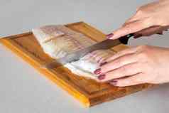 女手切割鱼肉刀切割董事会
