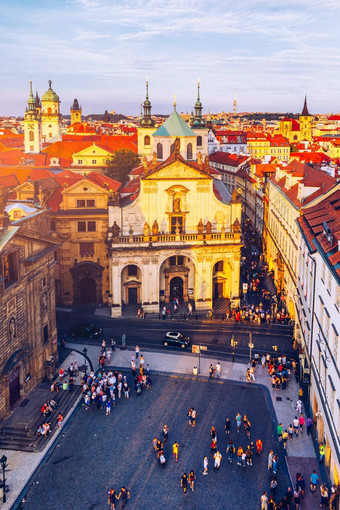 风景优美的夏天空中全景小镇体系结构布拉格捷克共和国红色的屋顶瓷砖全景布拉格小镇布拉格小镇广场房子传统的红色的屋顶czechia