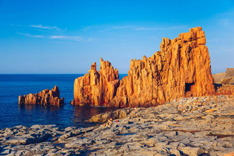 红色的岩石被称为一岁鸽玉石arbatax撒丁岛意大利arbatax红色的斑岩岩石附近的港口投诉 警察 课他们撒丁岛意大利