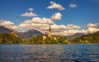 湖流血斯洛文尼亚美丽的山湖小朝圣之旅教堂著名的斯洛维尼亚语湖岛流血朝圣之旅教堂假设玛丽流血斯洛文尼亚欧洲