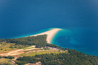 美丽的全景著名的亚得里亚海海滩金老鼠金角金角绿松石水岛支架克罗地亚夏季著名的亚得里亚海海滩金老鼠波尔支架克罗地亚