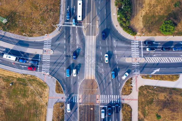 空中前视图十字路口很多车辆车交通现代城市十字路口连接中城路交通十字路口十字路口市中心欧洲