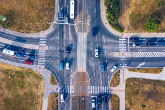 空中前视图十字路口很多车辆车交通现代城市十字路口连接中城路交通十字路口十字路口市中心欧洲