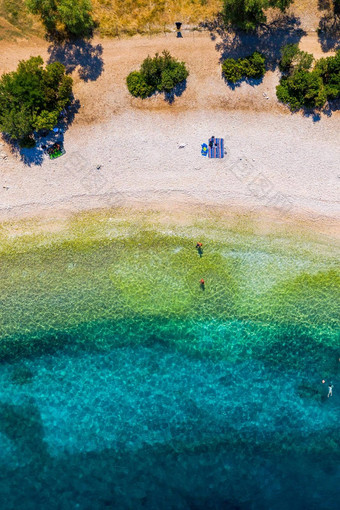 美丽的水晶清晰的Azure水antisamos海滩凯法利尼亚岛岛希腊美丽的海湾antisamos海滩凯法利尼亚岛岛爱奥尼亚岛巨头症antisamos海滩希腊