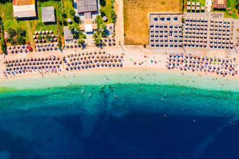 概念夏天假期视图惊人的空中视图令人惊异的海滩海滩雨伞绿松石清晰的水前视图太阳<strong>懒人</strong>伞桑迪海滩