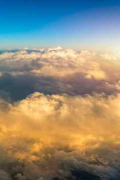 阳光明媚的天空摘要背景美丽的Cloudscape天堂视图白色毛茸茸的云自由概念空中视图天空白色云视图飞机