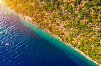 沿海区域蓝色的清晰的水森林土地空中视图无人机一半土地一半海对角行风景如画的的地方透明的绿松石水满足多石的海岸
