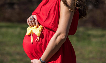 年轻的夫妇等待婴儿期待父母婴儿男孩鞋子概念准父母鞋子运动鞋父母预期婴儿妈妈爸爸未来<strong>婴儿鞋</strong>子